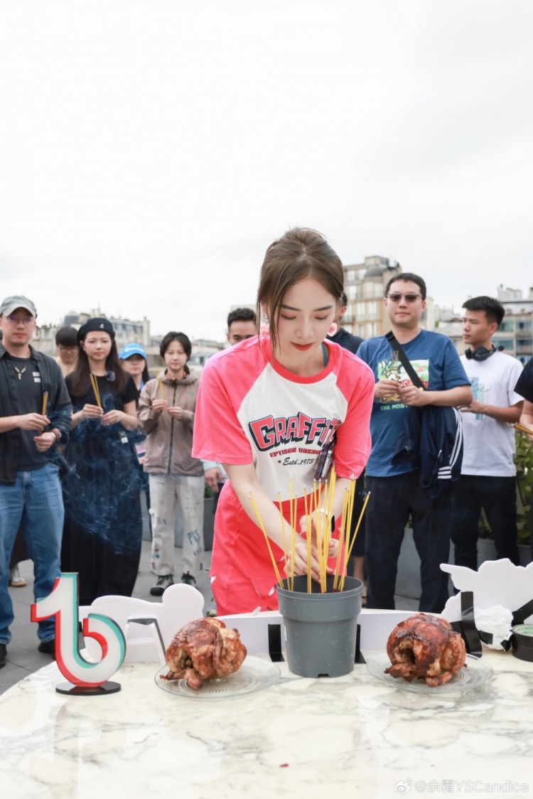 余霜分享照片：下班以后和大学闺蜜一起看了开幕式！