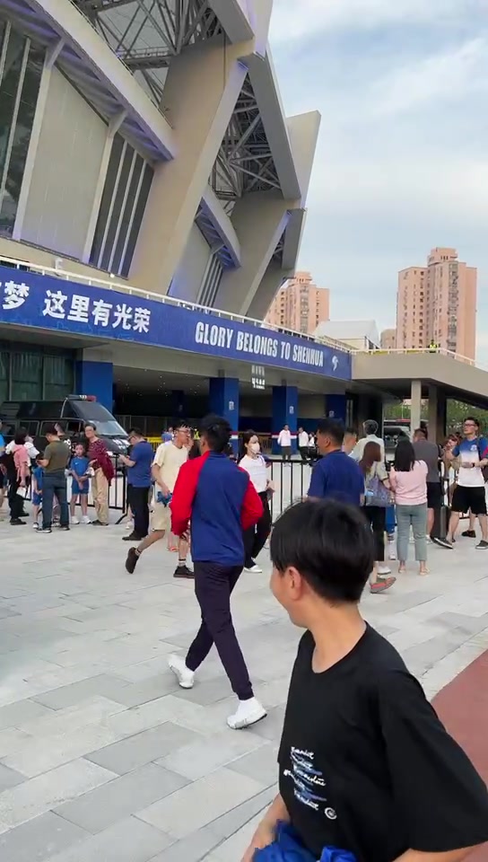 官宣在即，戴伟浚身穿申花装备亮相八万人体育场