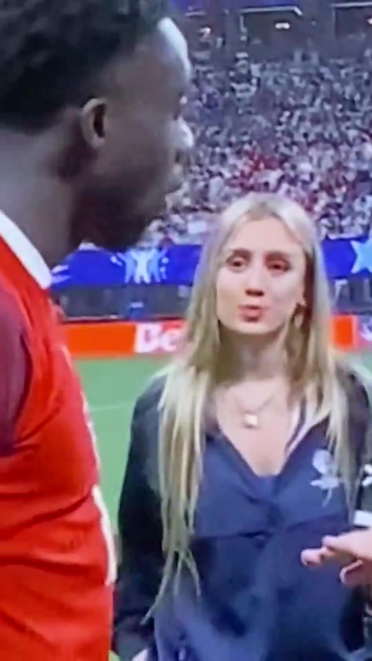 看着阿方索笑美洲杯赛前的小姐姐走红她是阿根廷25岁记者
