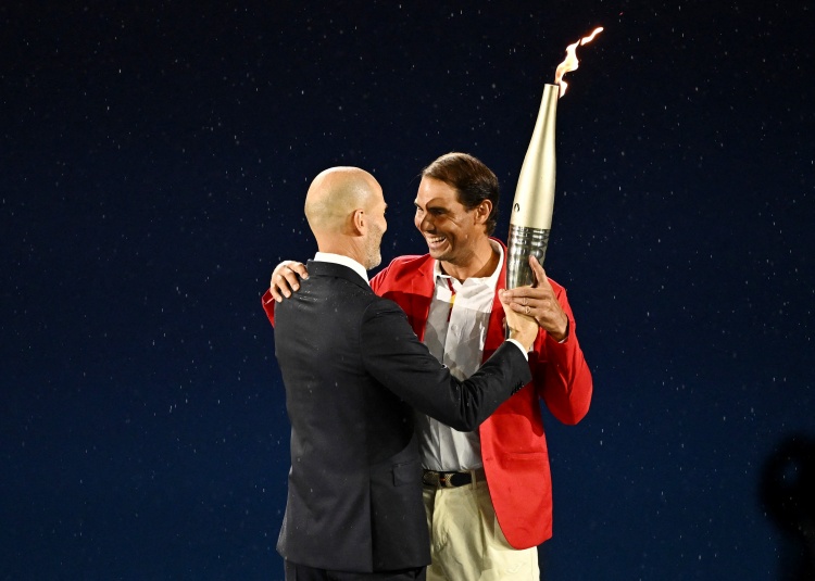 传奇同框！巴黎奥运会开幕式，齐达内与纳达尔传递火炬