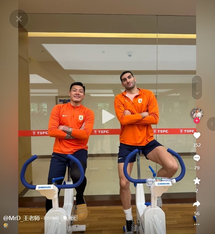 不受影响继续训练，王大雷晒和费莱尼在健身房的照片