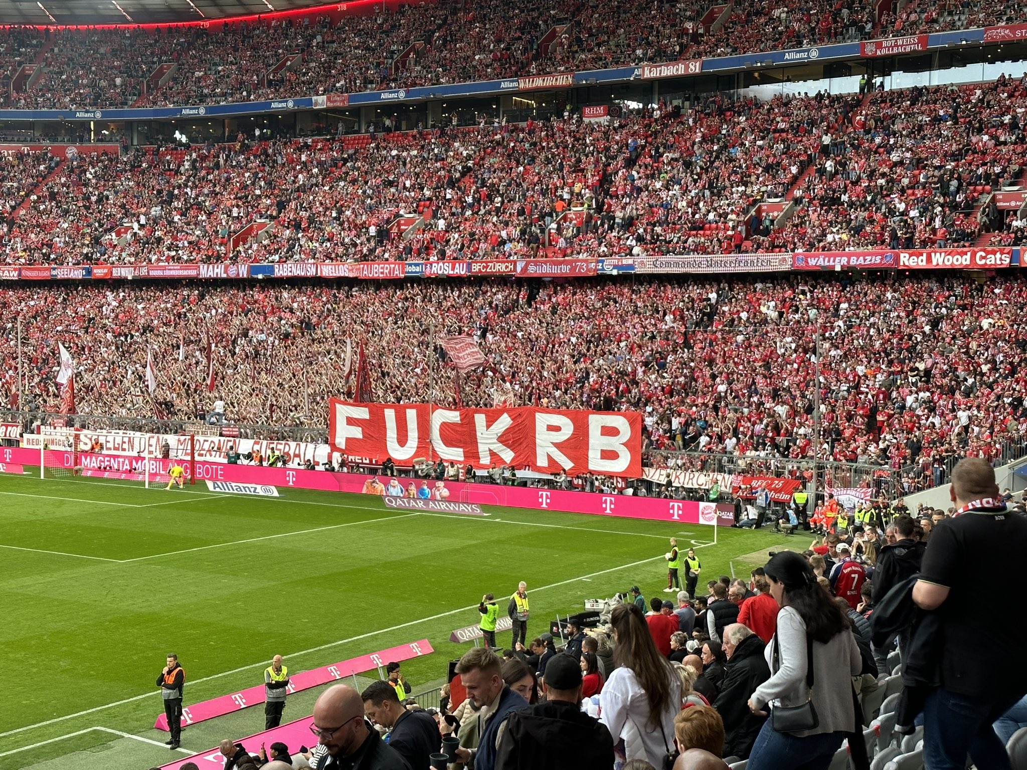 “F**K RB”，拜仁球迷挂直白横幅怒喷莱比锡