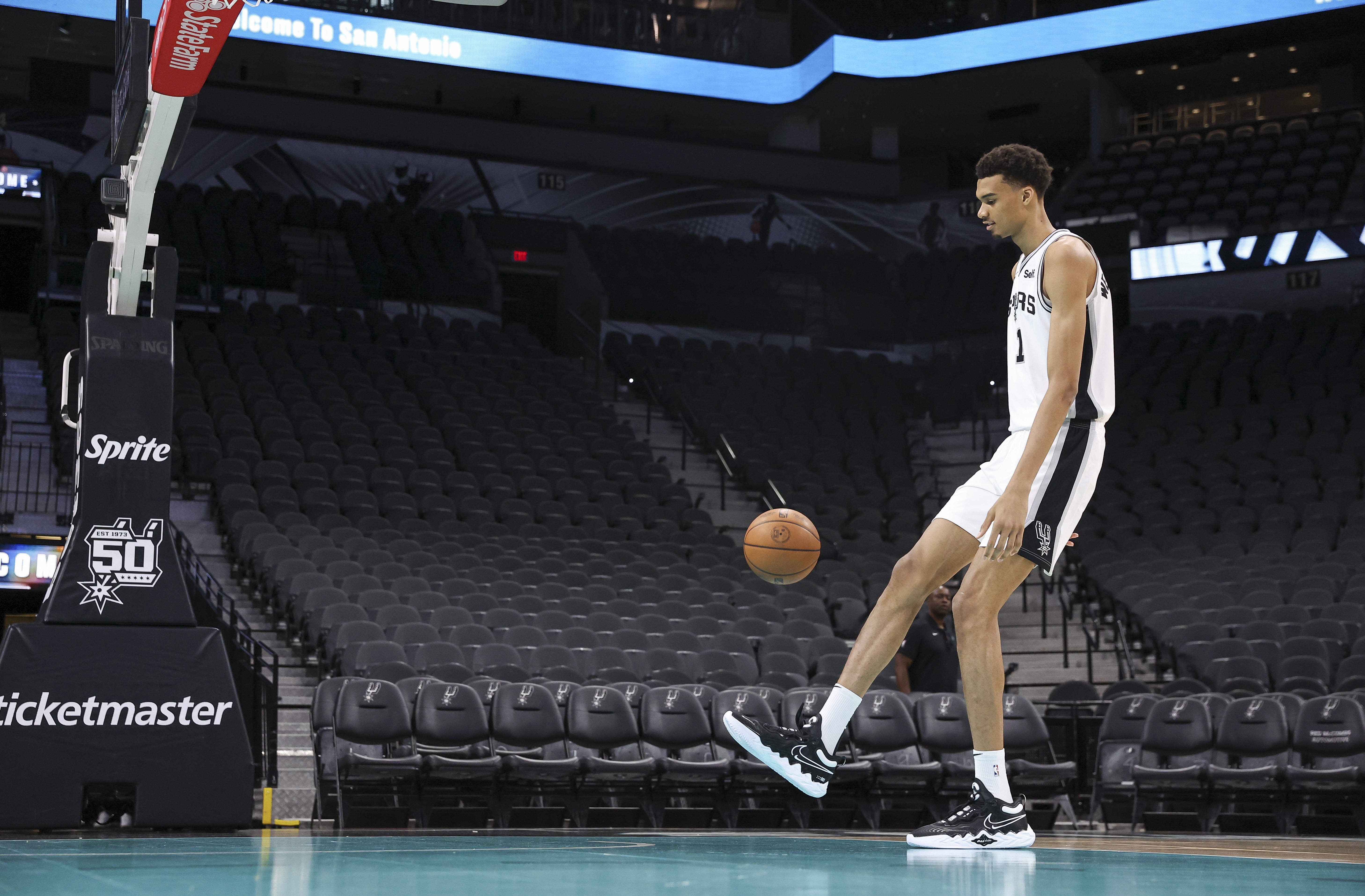 埃利奥特：文班要适应NBA 他不用变强壮&因为联盟对抗不如以前