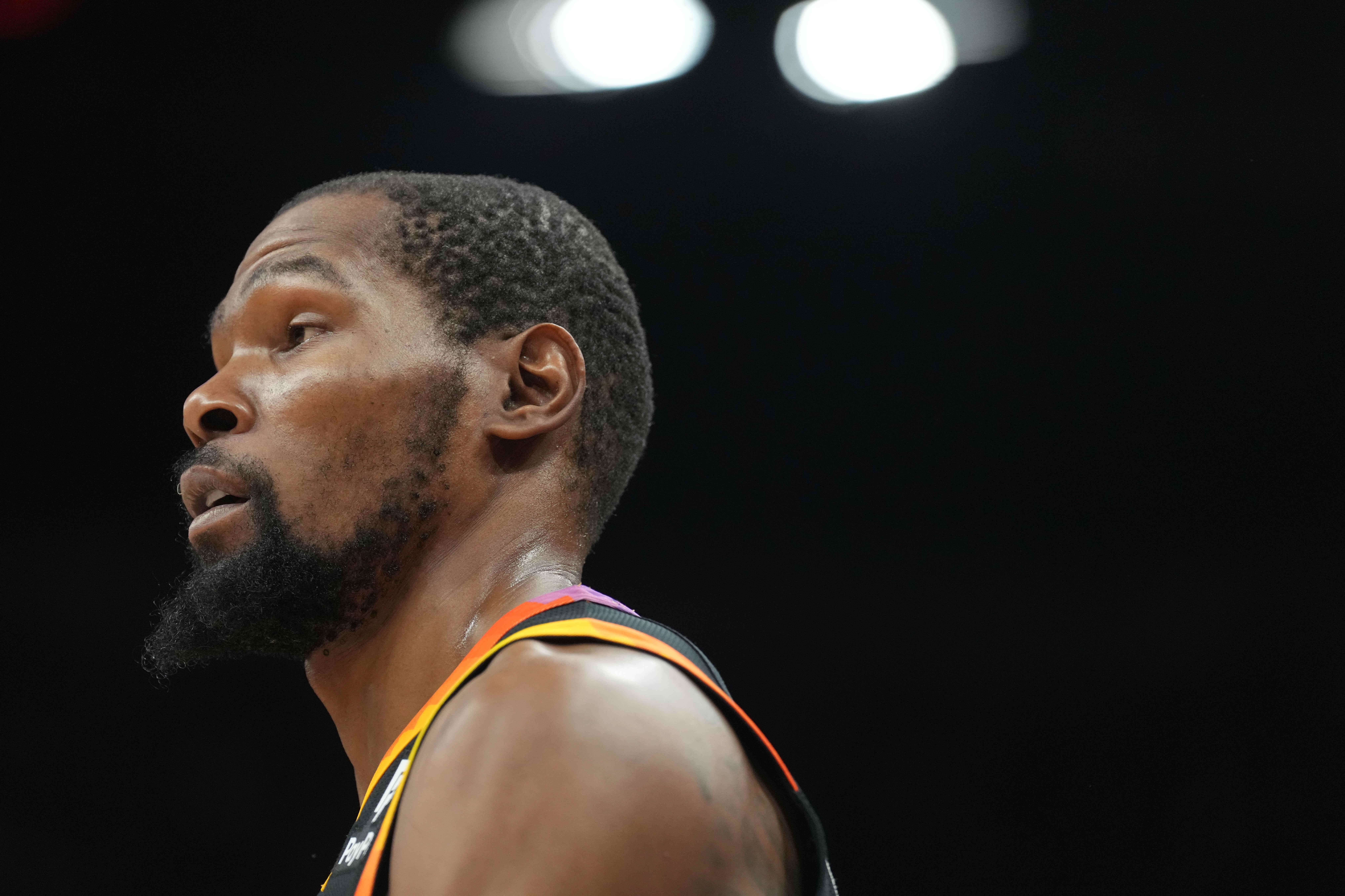 业余生活干什么？KD：打2K 发短信 看电影 除此之外什么都不做
