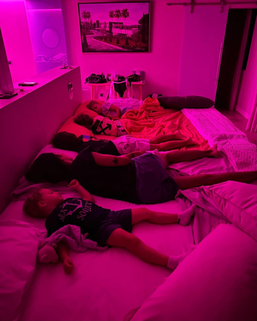 温馨！拉莫斯社媒晒家人睡觉照片：幸福地在一起