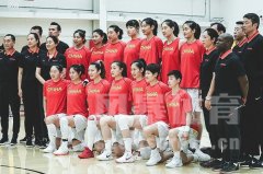 中国女篮与WNBA球队热身赛 双方合影关系融洽
