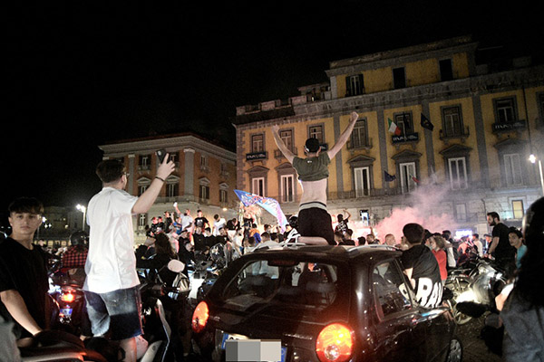 那不勒斯拿下意大利杯冠军 球迷疯狂街头庆祝