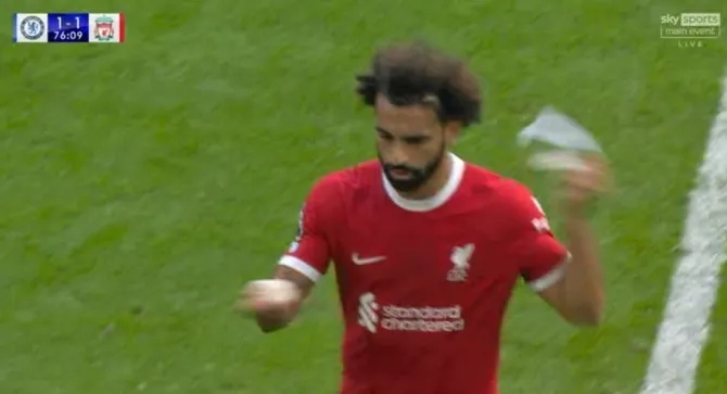 talkSPORT：萨拉赫被换下时发怒，摔绷带&无视克洛普