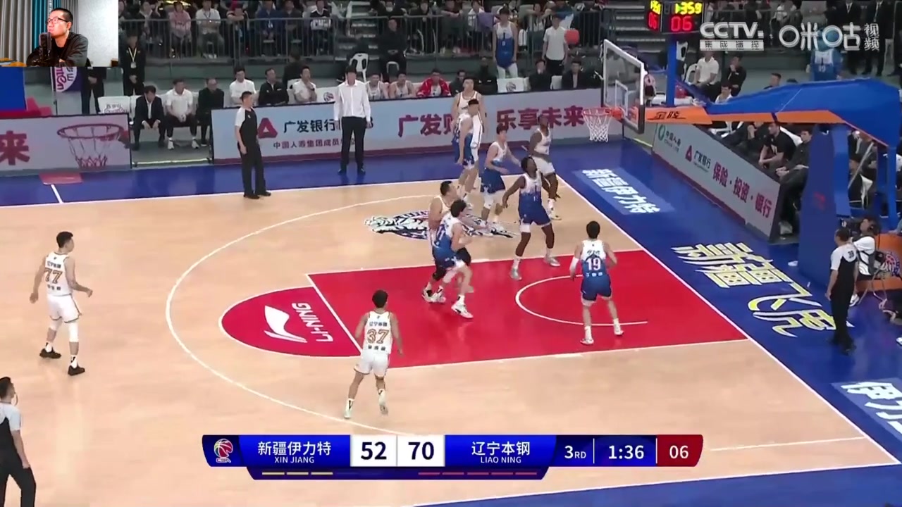 于德豪抢篮板送礼将球拨给韩德君，徐静雨：是不是跟大韩有私交