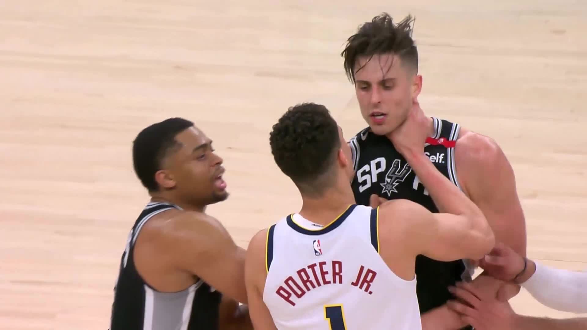 NBA美女评论员“赞”带火药味的比赛：布克77贴脸 狄龙追梦腋来香