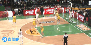 差点神来之笔！赵继伟极限救球背传险些助攻 可惜张镇麟脱手失误
