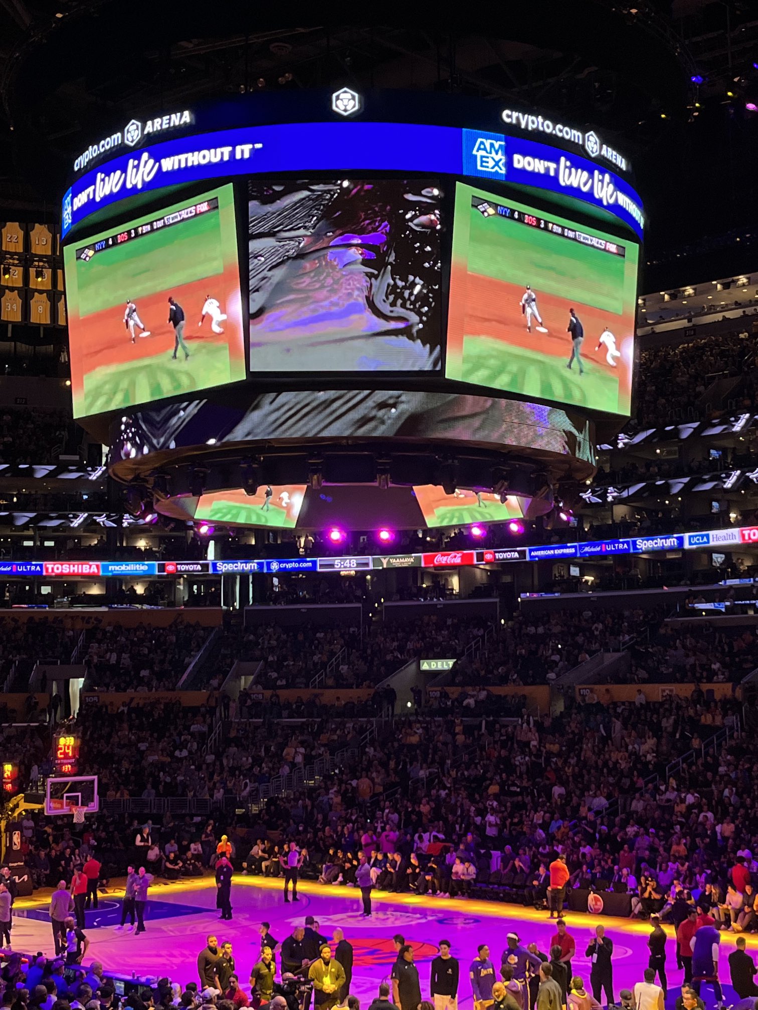 激励球队！湖人主场大屏幕播放了MLB联赛03翻盘的比赛画面
