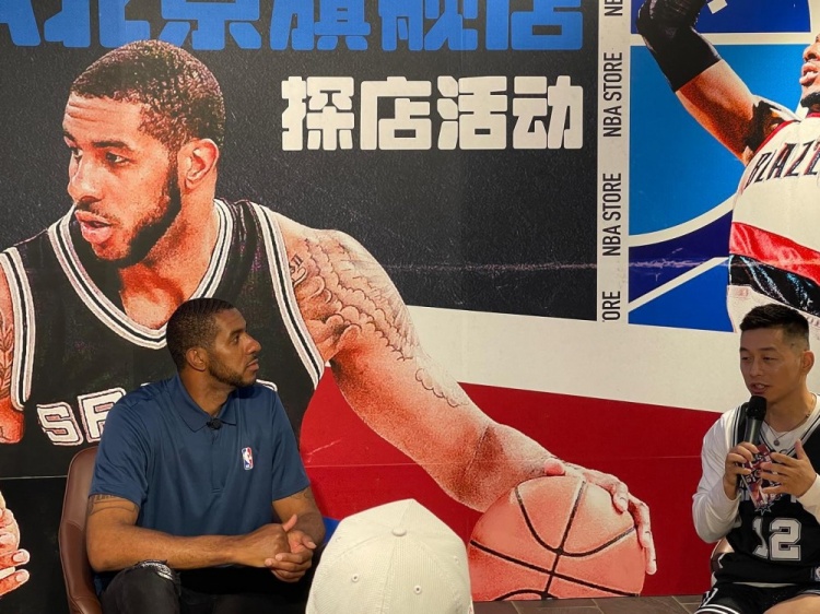 阿尔德里奇现身北京王府井出席NBAStore商业活动