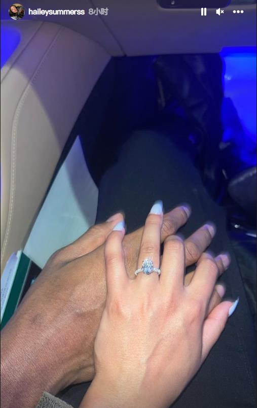 大钻戒！亚历山大与女友订婚后者曾是足球运动员