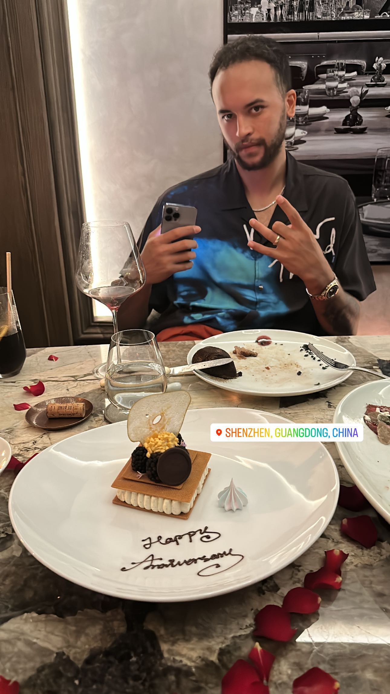太浪漫了！李凯尔与妻子在深圳共度结婚纪念日送上超大一束玫瑰