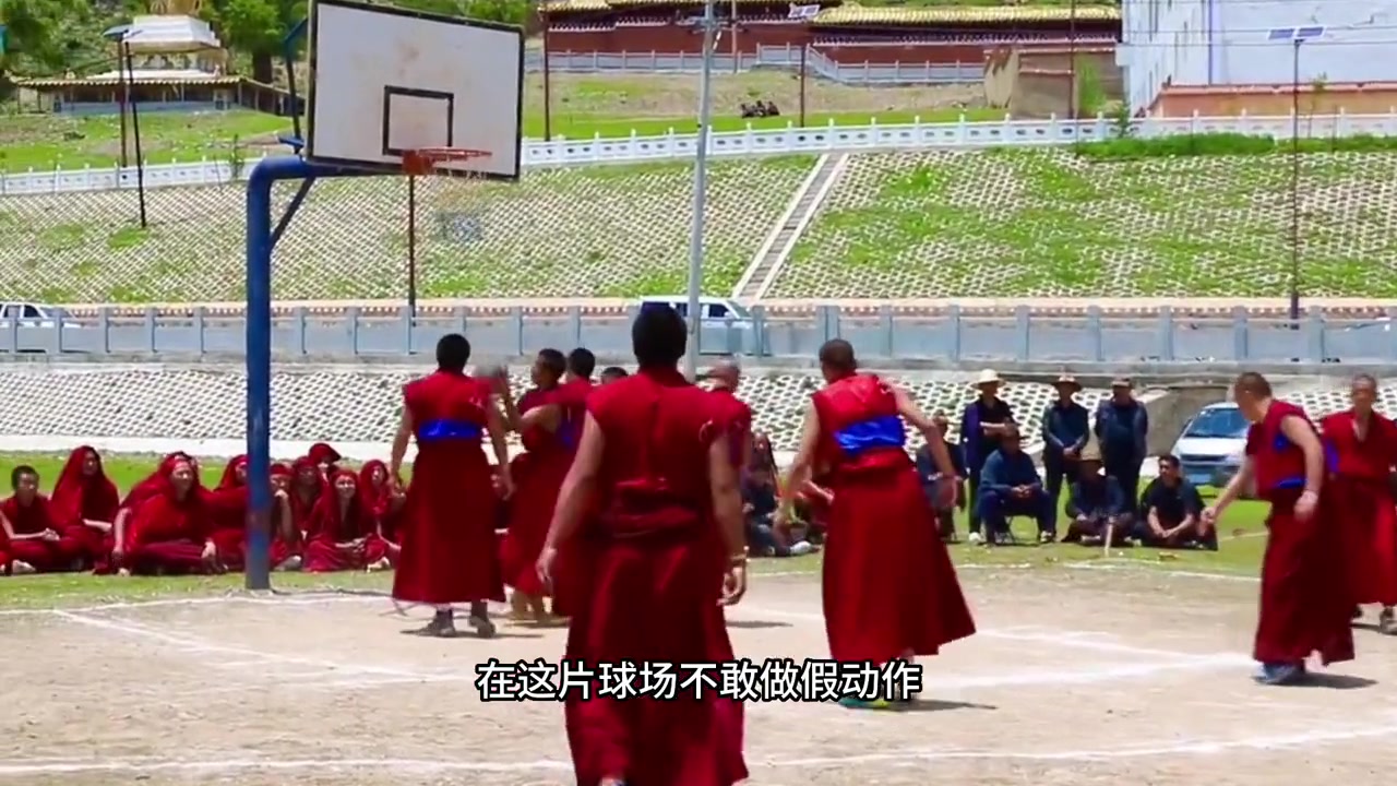 你有见过僧人打篮球吗虽然场地硬件差但全员高水平！