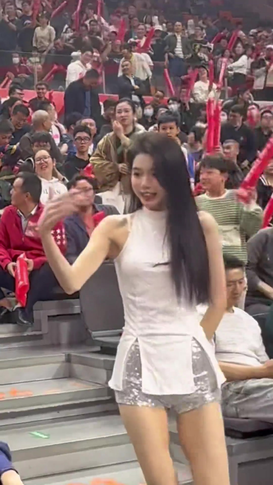 广东主场篮球宝贝和球迷热情互动网友：想去现场了