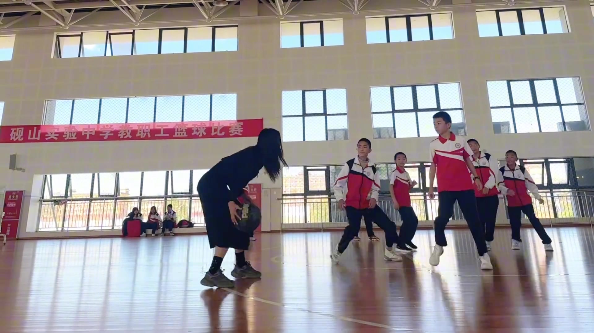 美女老师穿长裙与学生打球这投篮姿势也是相当标准