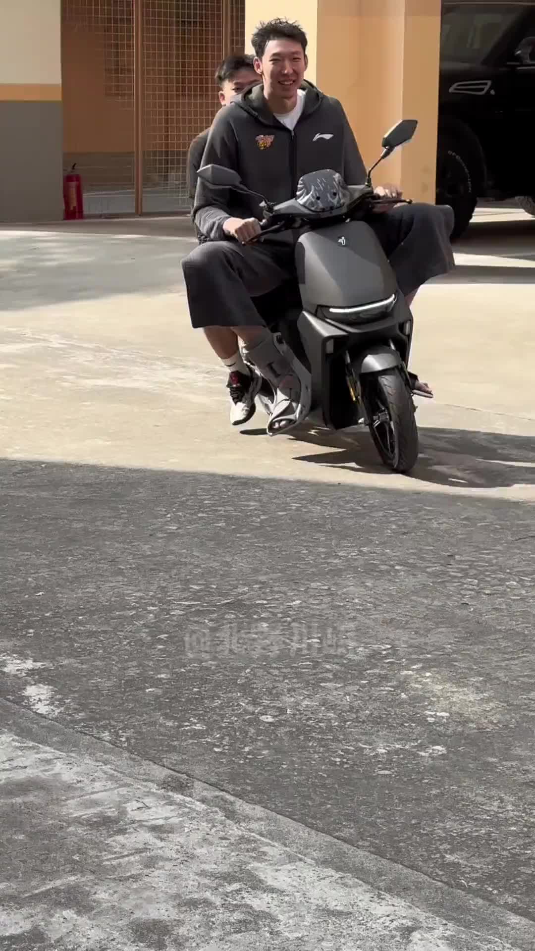 看周琦这两米一六的大长腿是如何骑电动车的