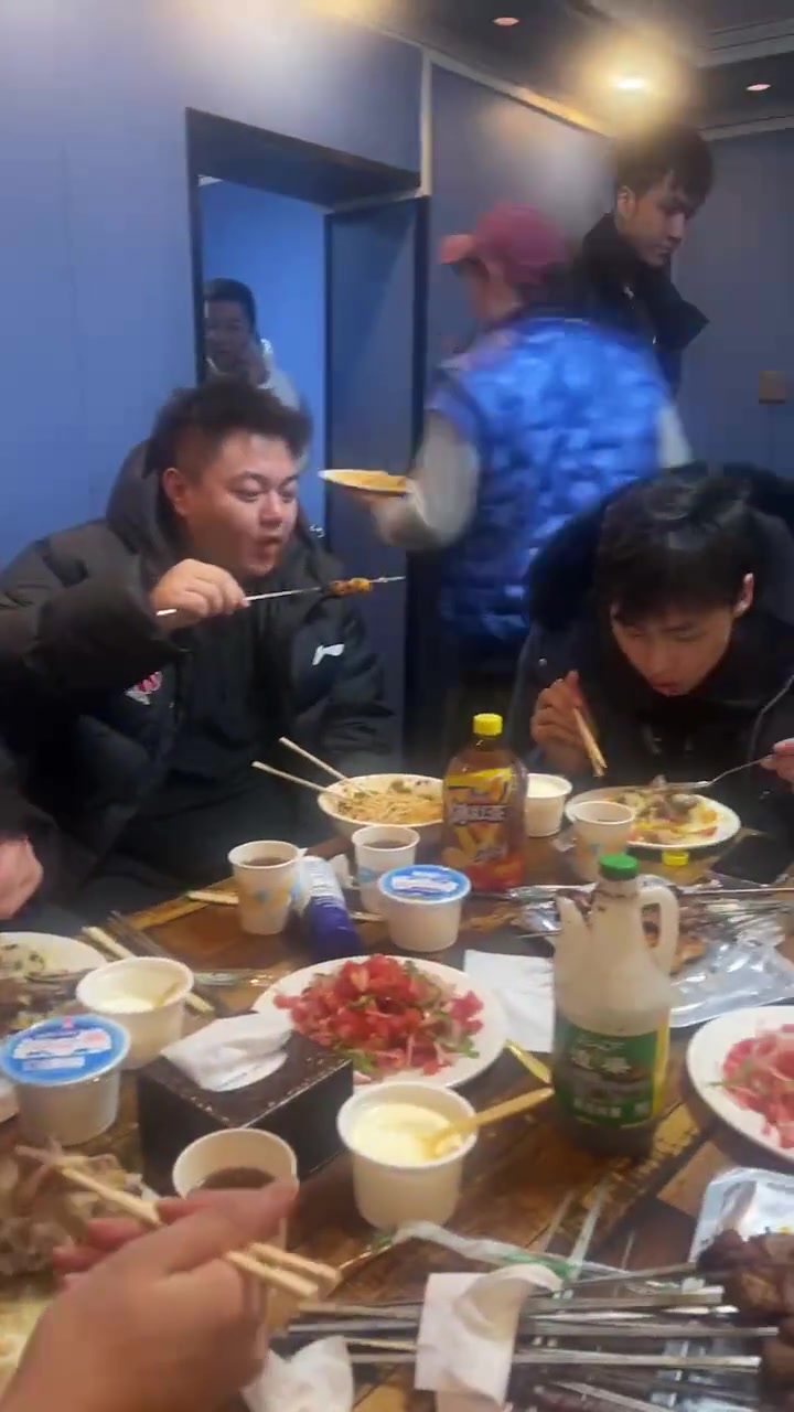 安排！阿不都都带新队友李炎哲，王泉泽吃最好的新疆烤肉