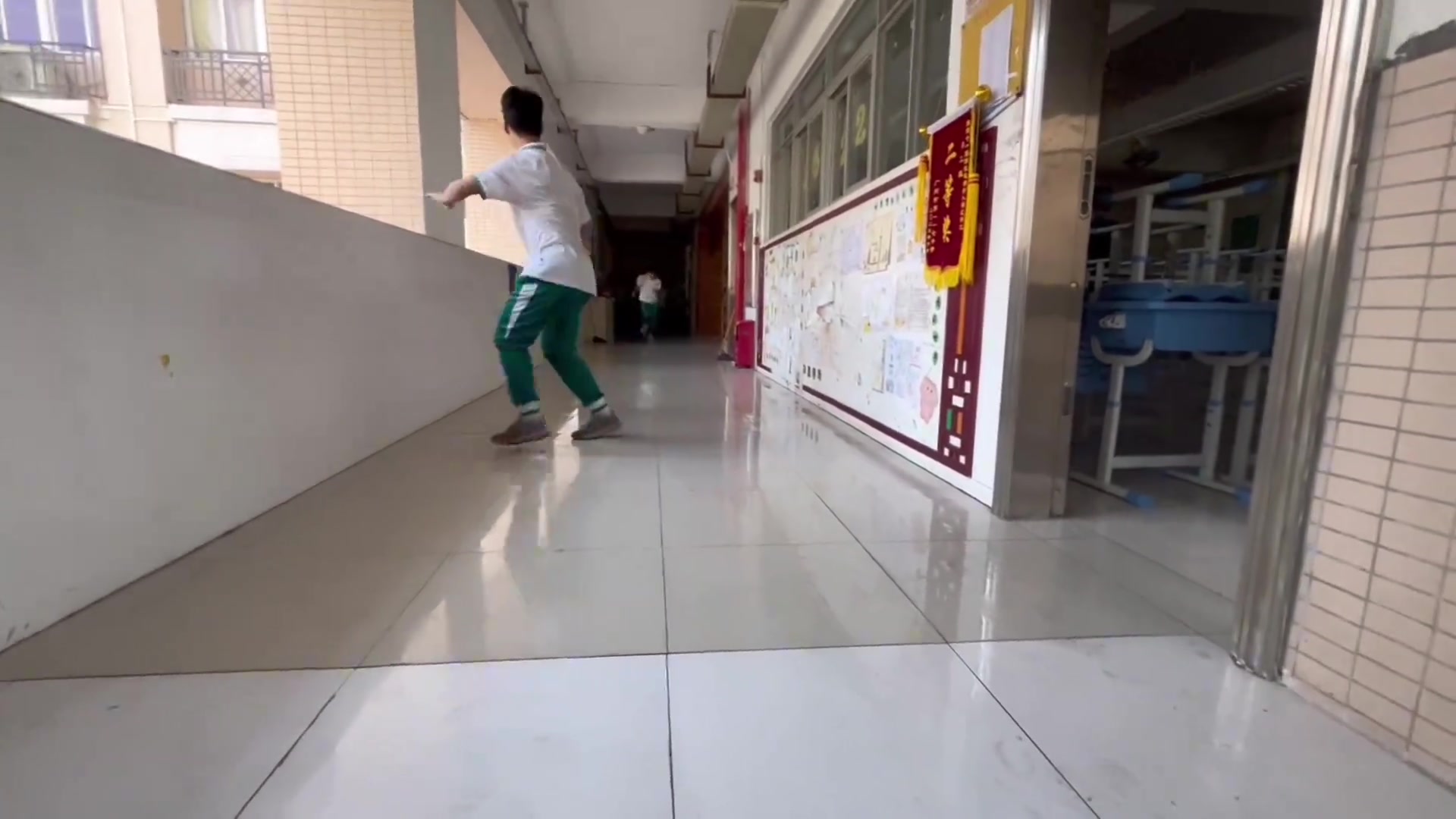 足球迷请进来科普：这都是模仿谁的滑跪动作