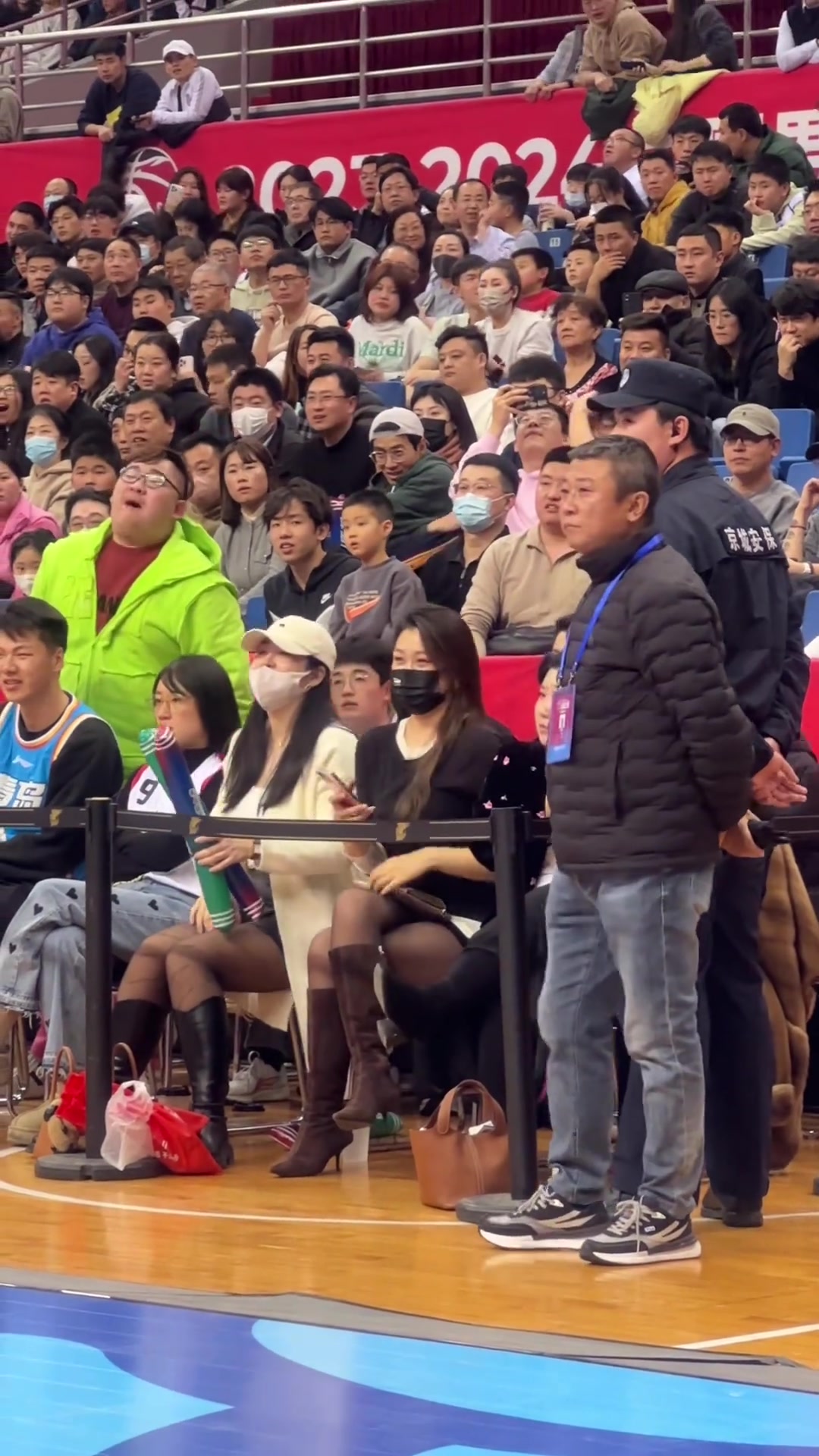 场边的黑丝真的很影响观赛看了三遍才发现绿衣男在破口大骂