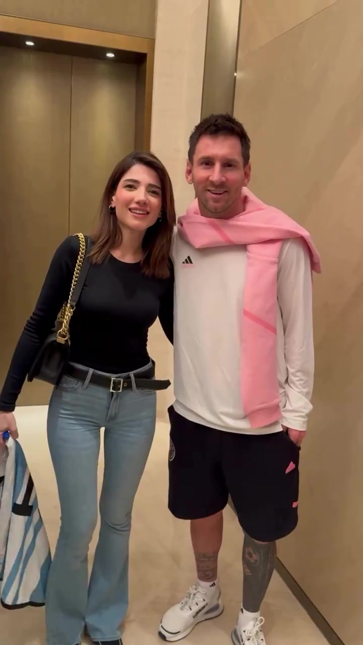 这还是梅老六吗梅西和女网红亲切合影