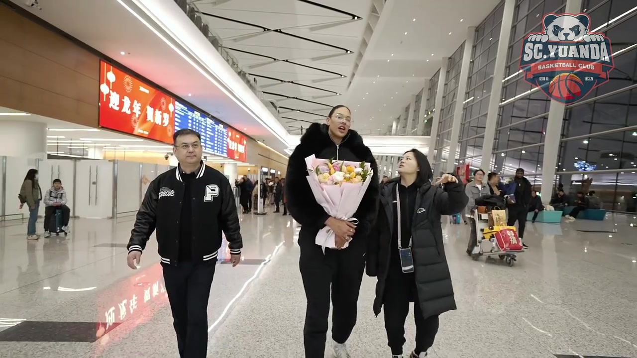 百万外援抵达！四川远达总经理机场迎接坎贝奇块头真大！