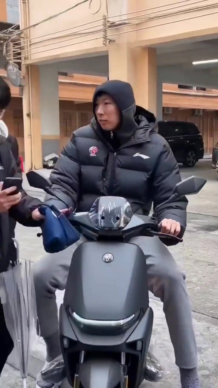 杀气十足！周琦被球迷拦车要签名想刀一个人的眼神是藏不住的