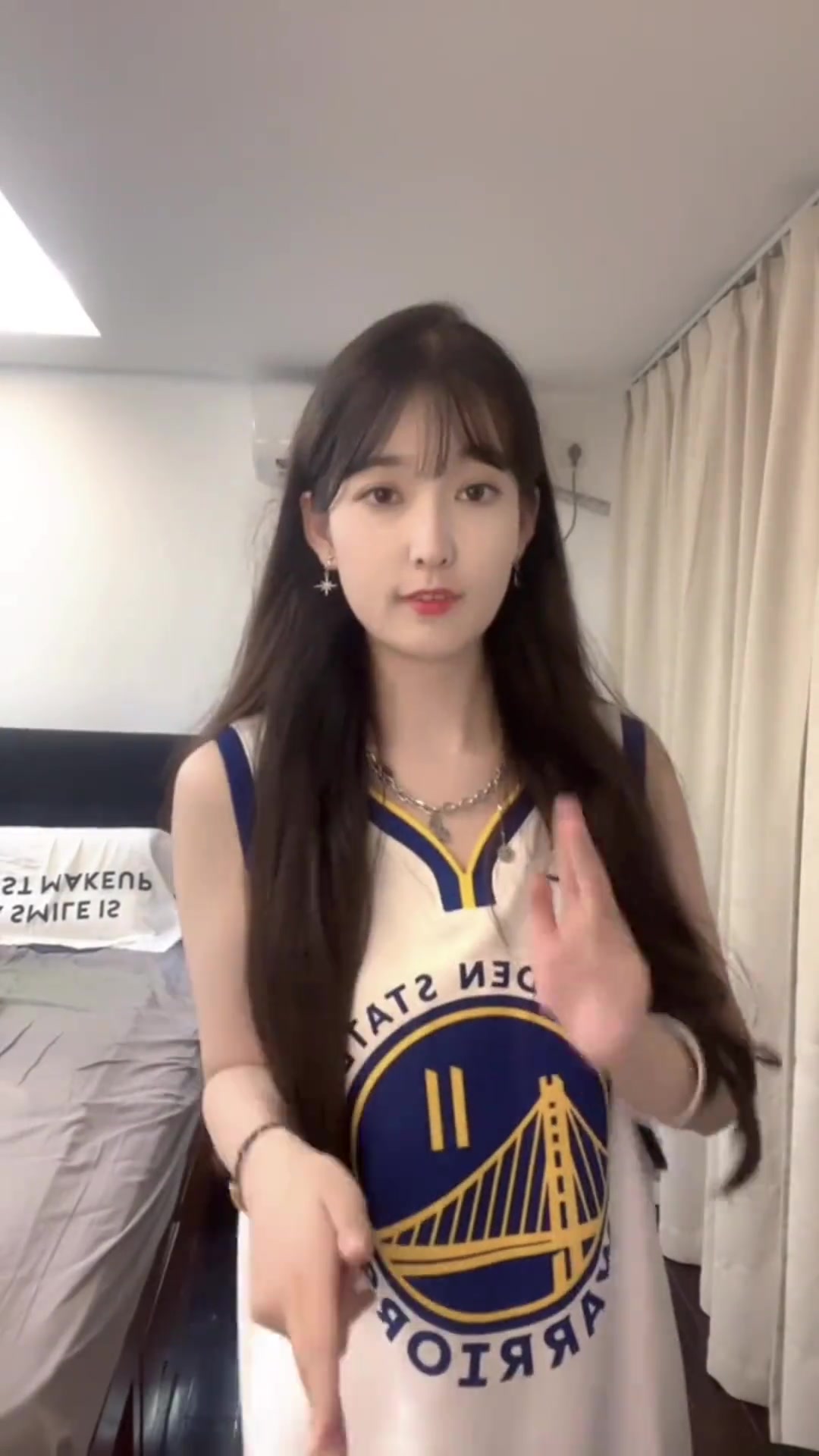 这是老炮球迷CBA美女记者月子给大家拜年啦