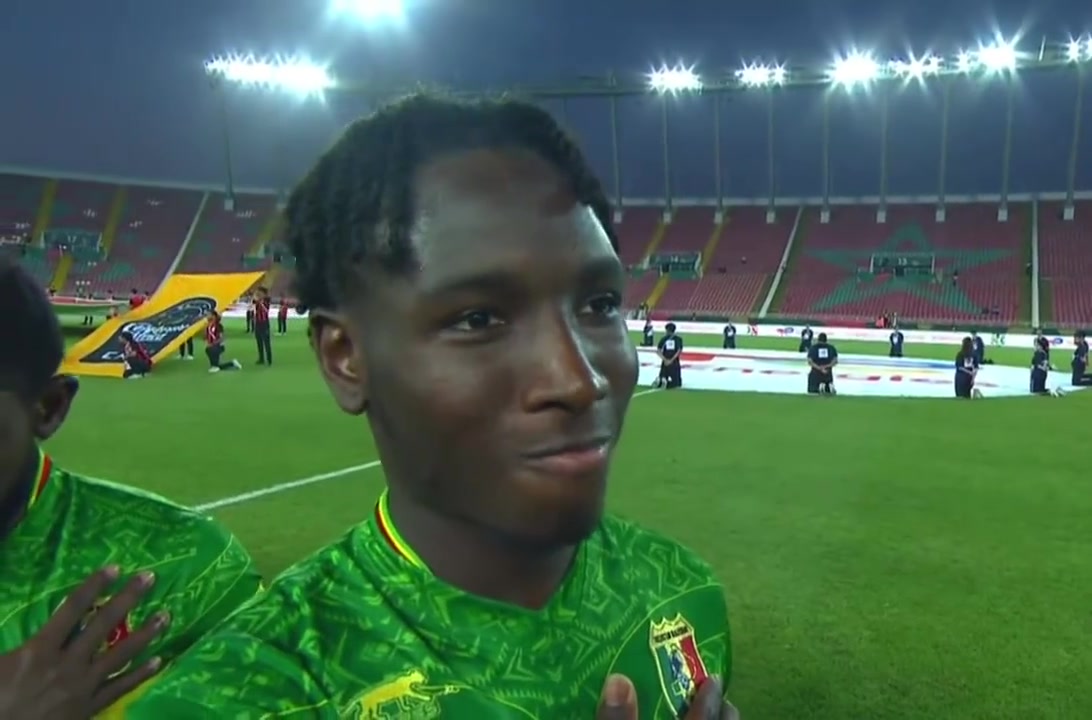 非洲杯球员：镜头老怼着我，我真绷不住了！