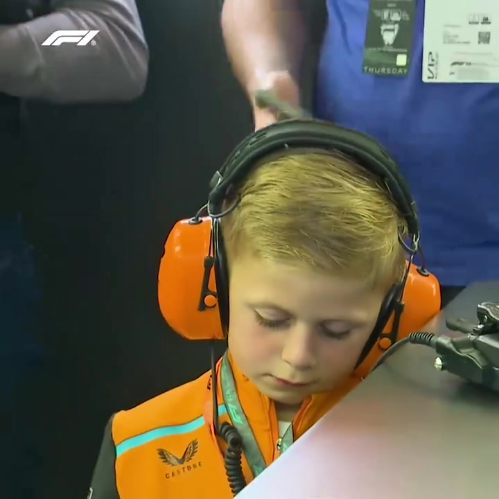 杰拉德现场观战F1，儿子却在打瞌睡