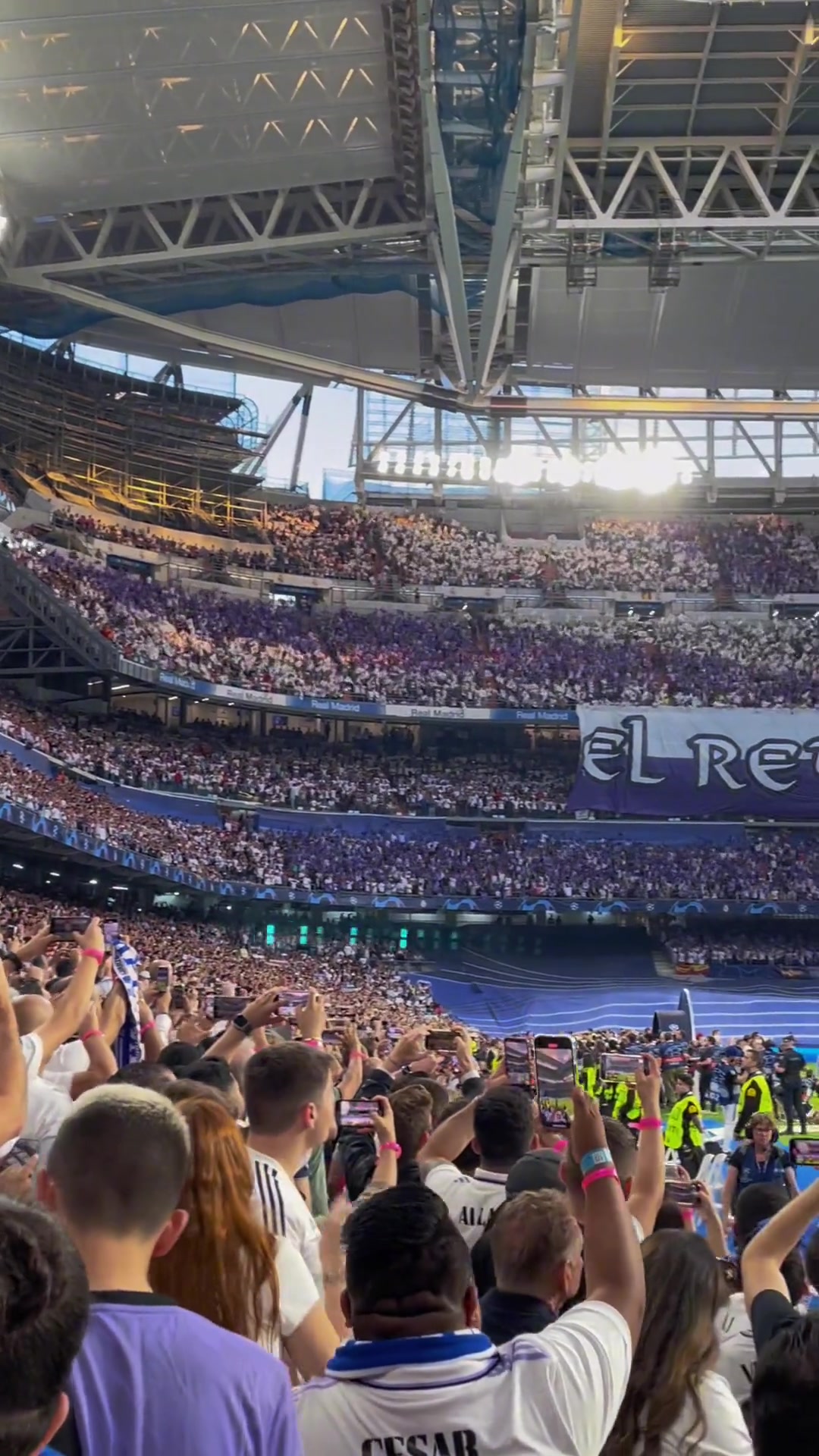 震撼！伯纳乌球场气势磅礴的开场音乐，豪门气质的巨型TIFO！