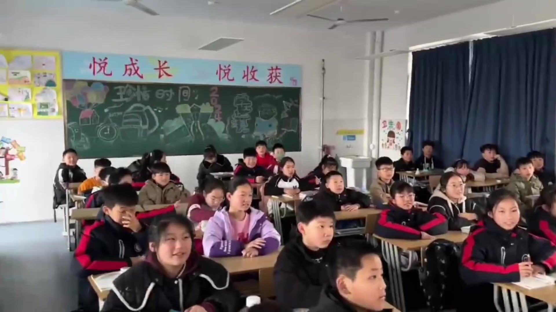 会玩啊！某小学老师在课堂上播放湖人VS雄鹿的比赛！带领全班一起喊“湖人总冠军”