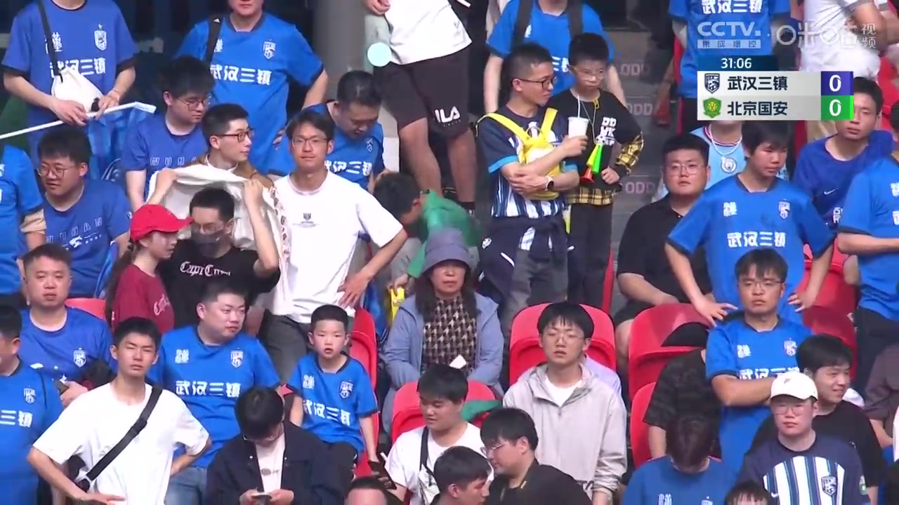 这！武汉三镇球迷在看台玩起来乌龟玩偶