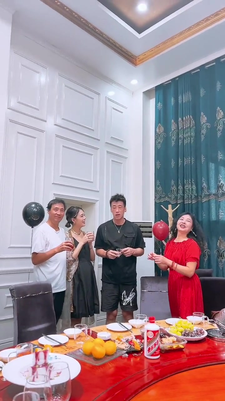 前CBA球员王晶与她小17岁女友见家长