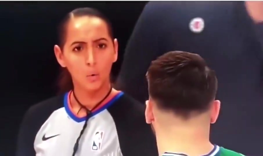 NBA季后赛史上第二位女裁判！她曾被东契奇在比赛中用土味情话逗笑了！