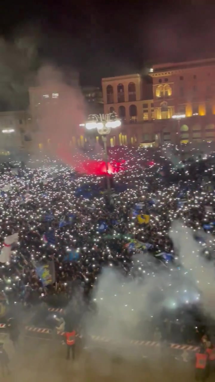 与球员们共同庆祝！今夜他们是最幸福的国米球迷！