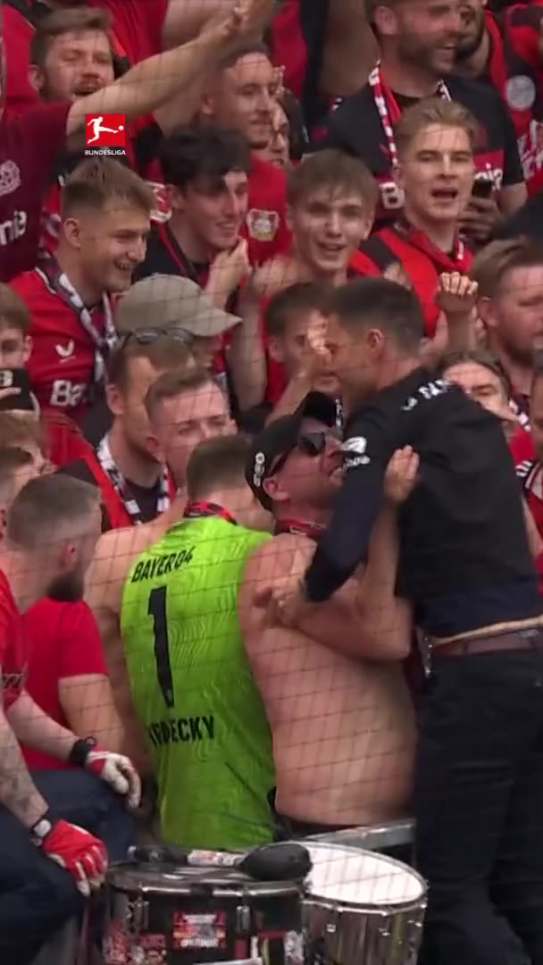 龙哥和赫拉德茨基爬上看台，与球迷一同举起沙拉盘