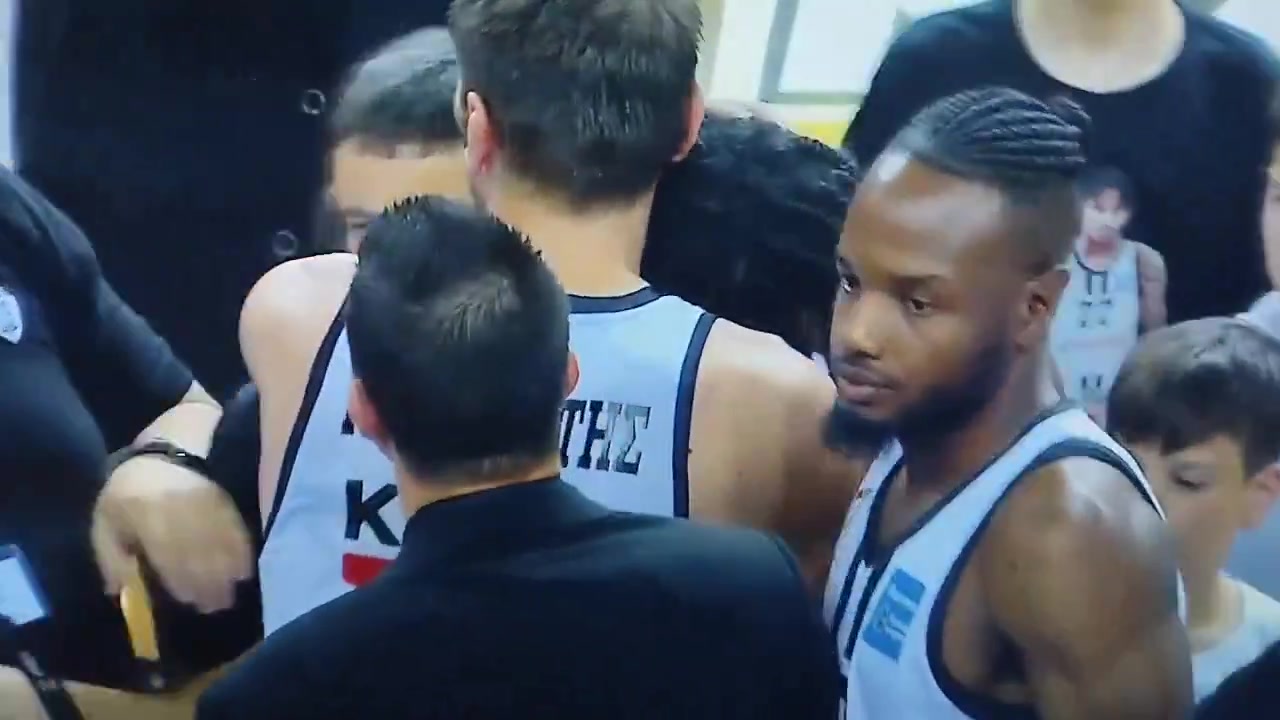 下赛季回NBA吗火箭旧将小凯文波特在奥利匹亚科斯队最后一场砍下23+14+10后泪洒赛场