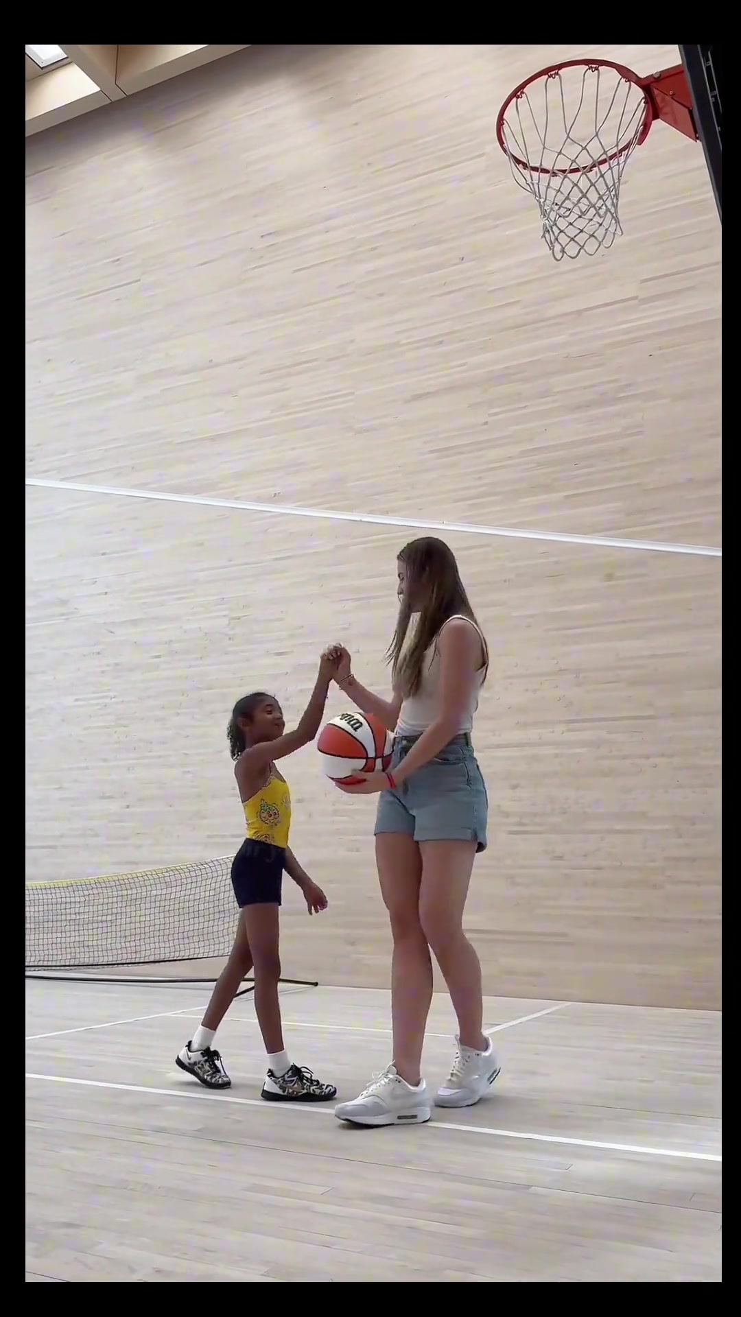 科比女儿碧昂卡练习打篮球，这姿势简直跟gigi一模一样！