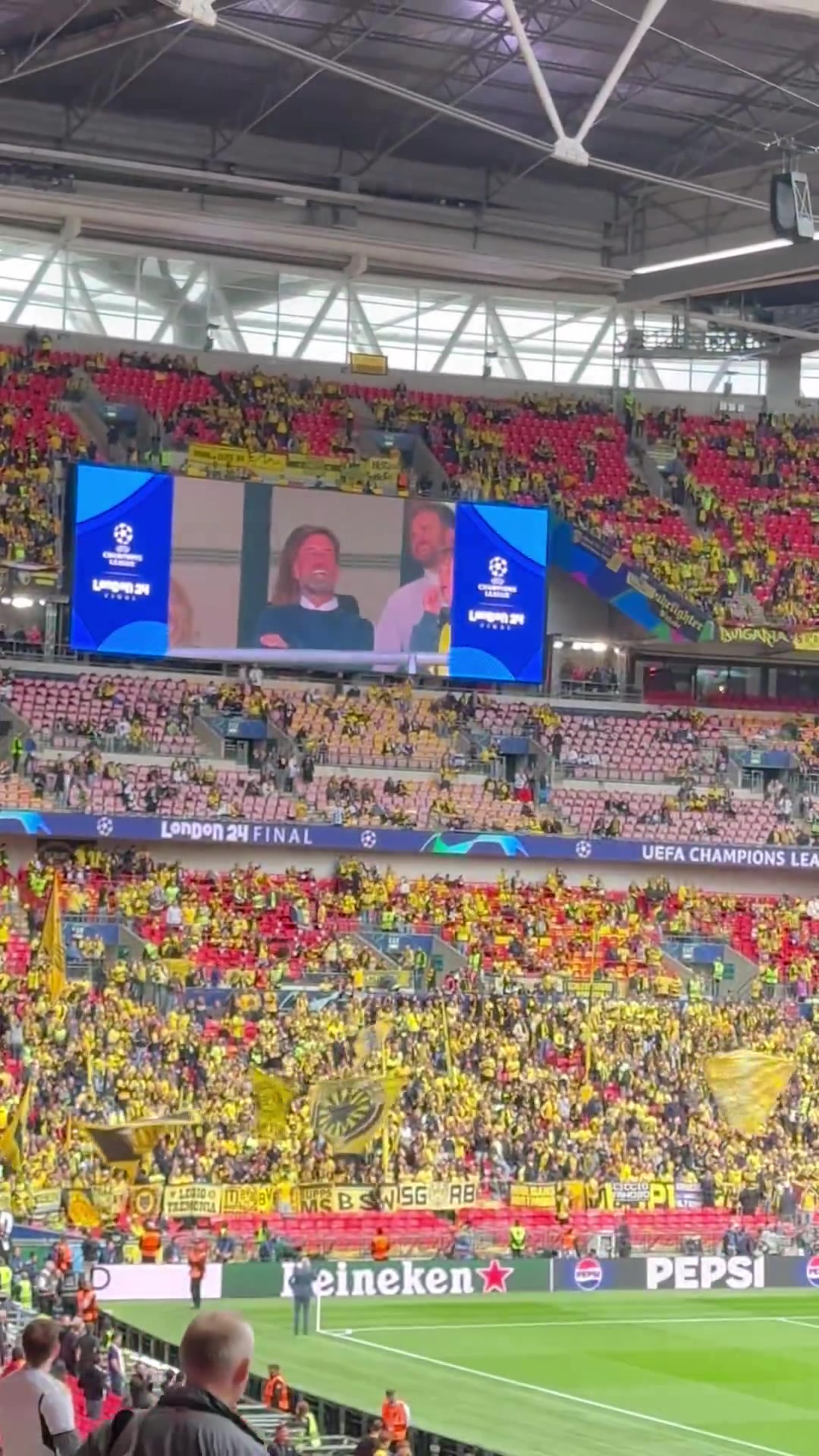 多特蒙德球迷在大屏幕上看到克洛普和穆里尼奥时的反应