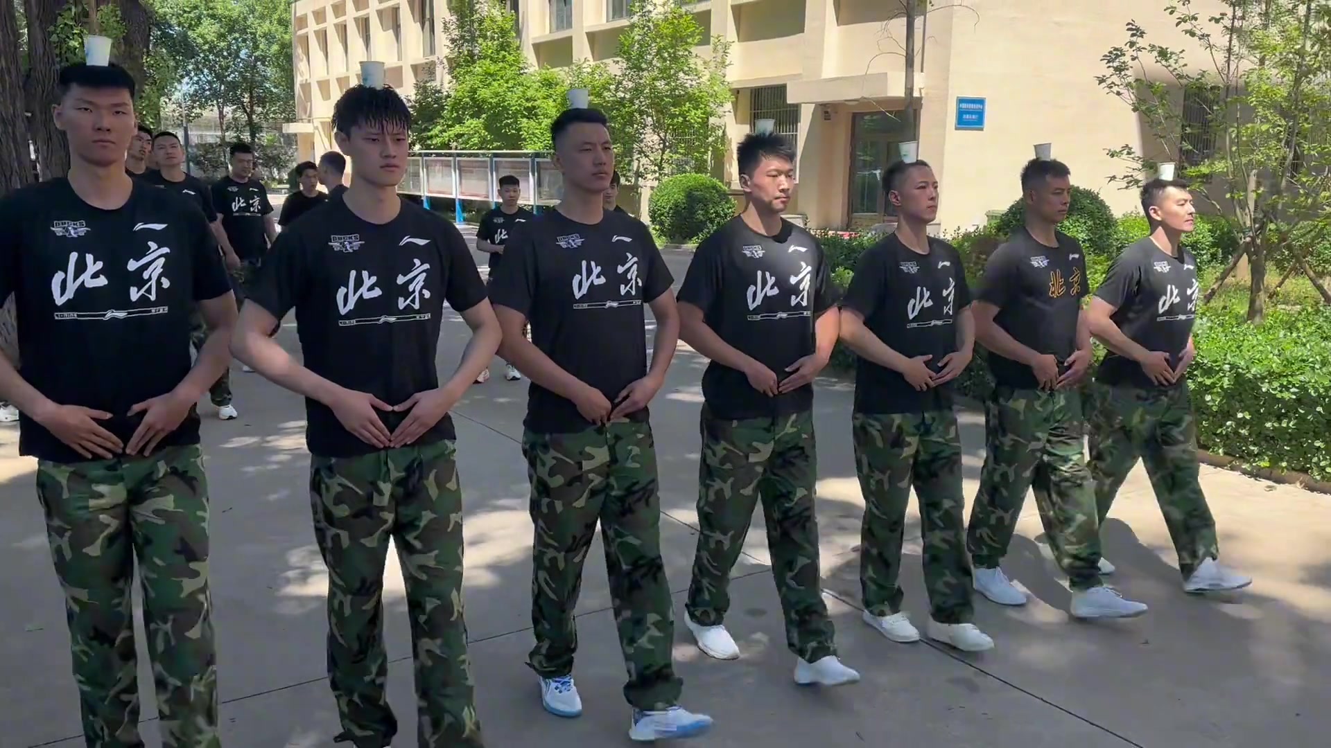 身稳心稳！北京男篮军训进行头顶纸杯走路训练