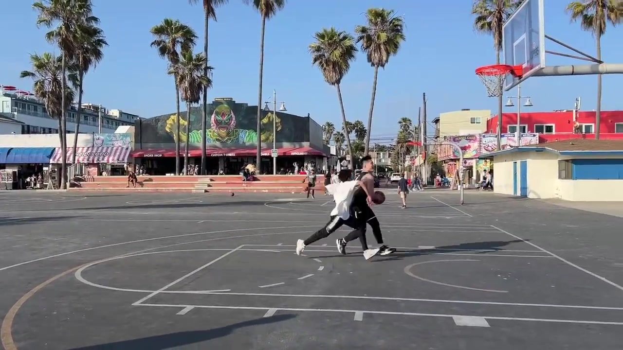 这三分准啊！解说员王嘉琪晒在洛杉矶打球视频