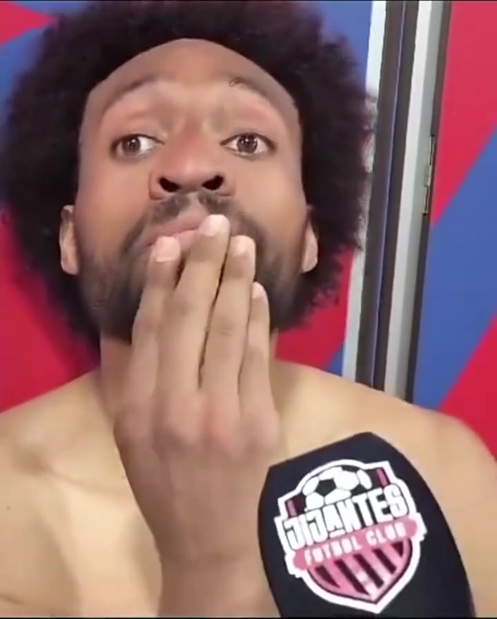 前NBA球员贾巴里帕克被记者问到征战欧洲首个赛季的感想，帕克突然情绪失控，落泪哽咽到说不出话！