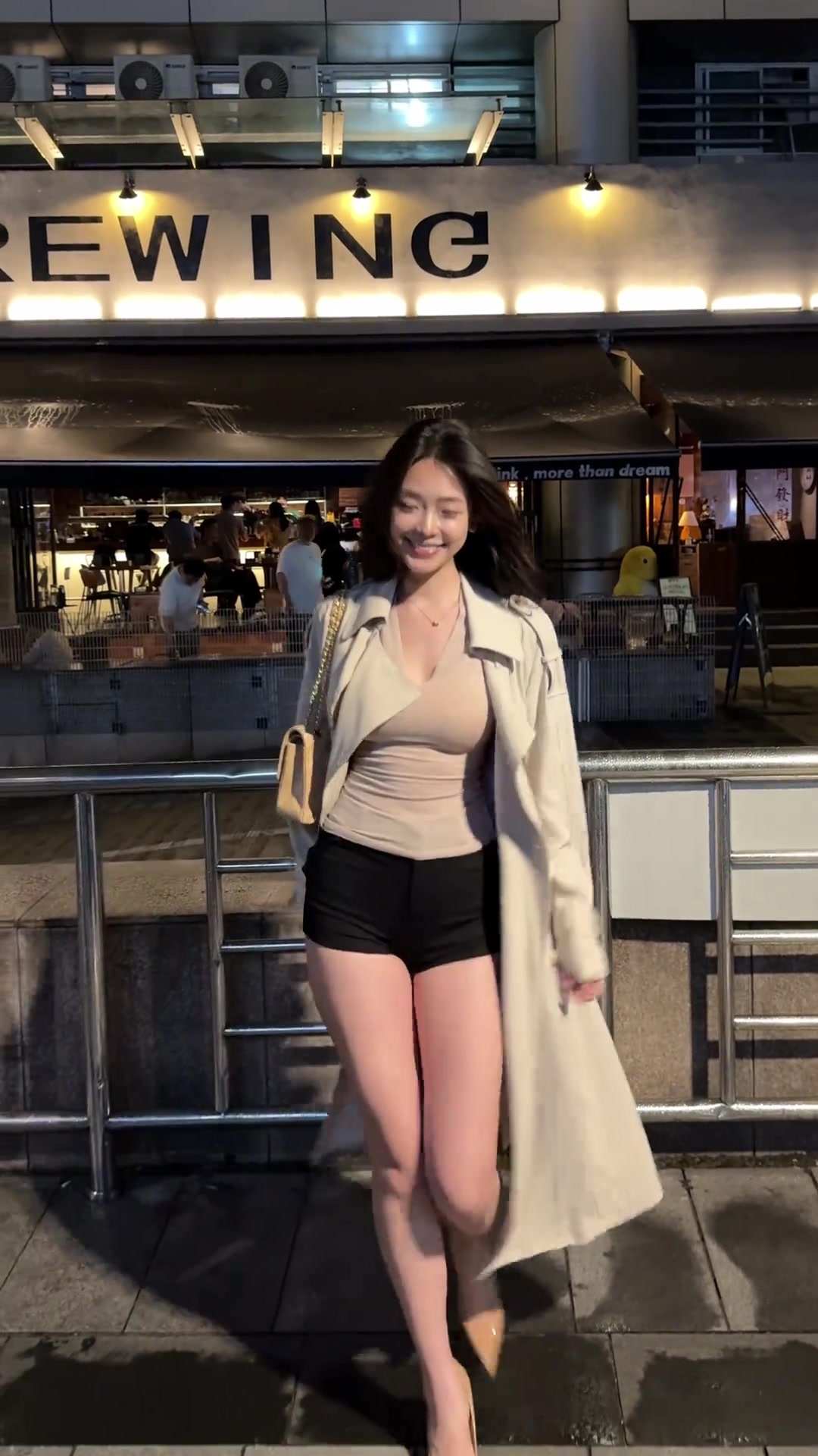 周楷恒女友椰子纯欲熟女穿搭出镜网友直呼腿真长啊！