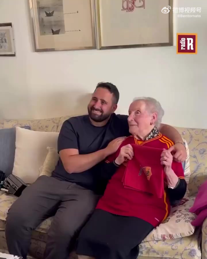 真爱啊！罗马人报邀请了101岁的罗马球迷奶奶录节目