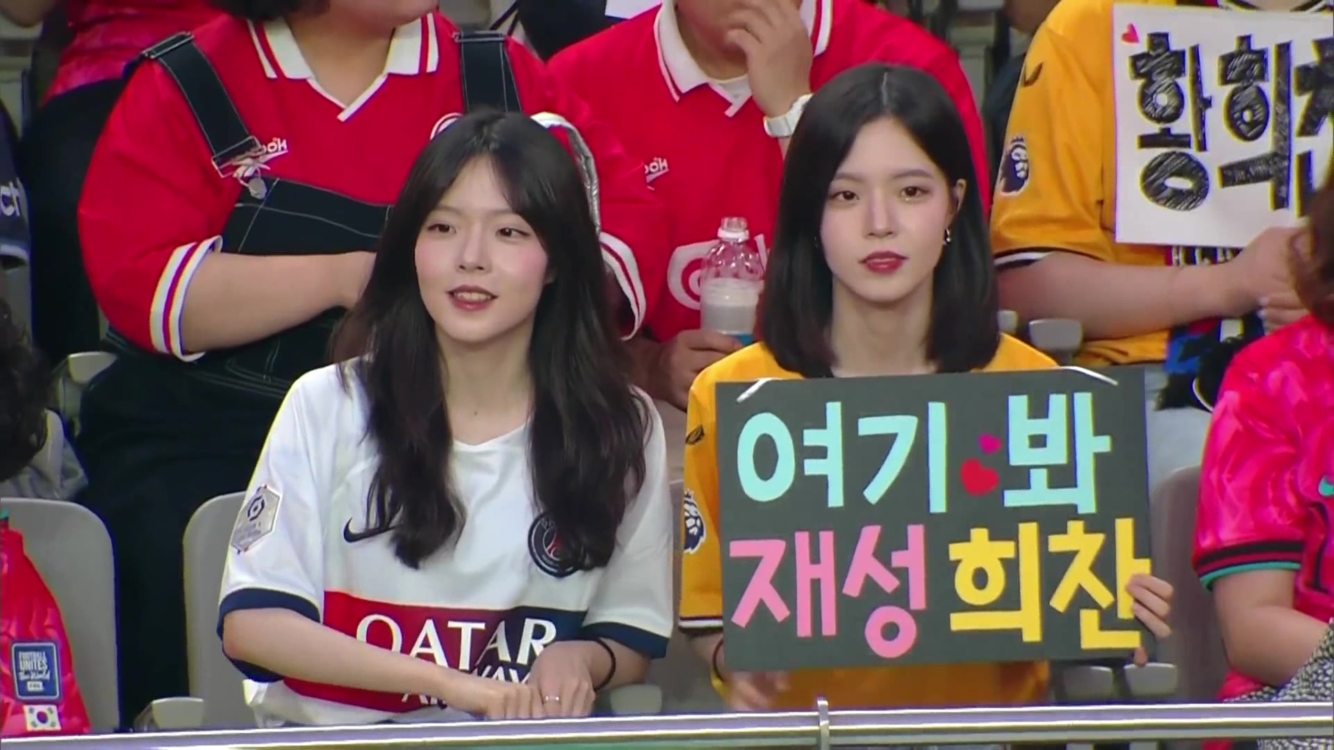 这不战斗力翻倍韩国美女球迷举标语：李在城、黄喜灿看这里！
