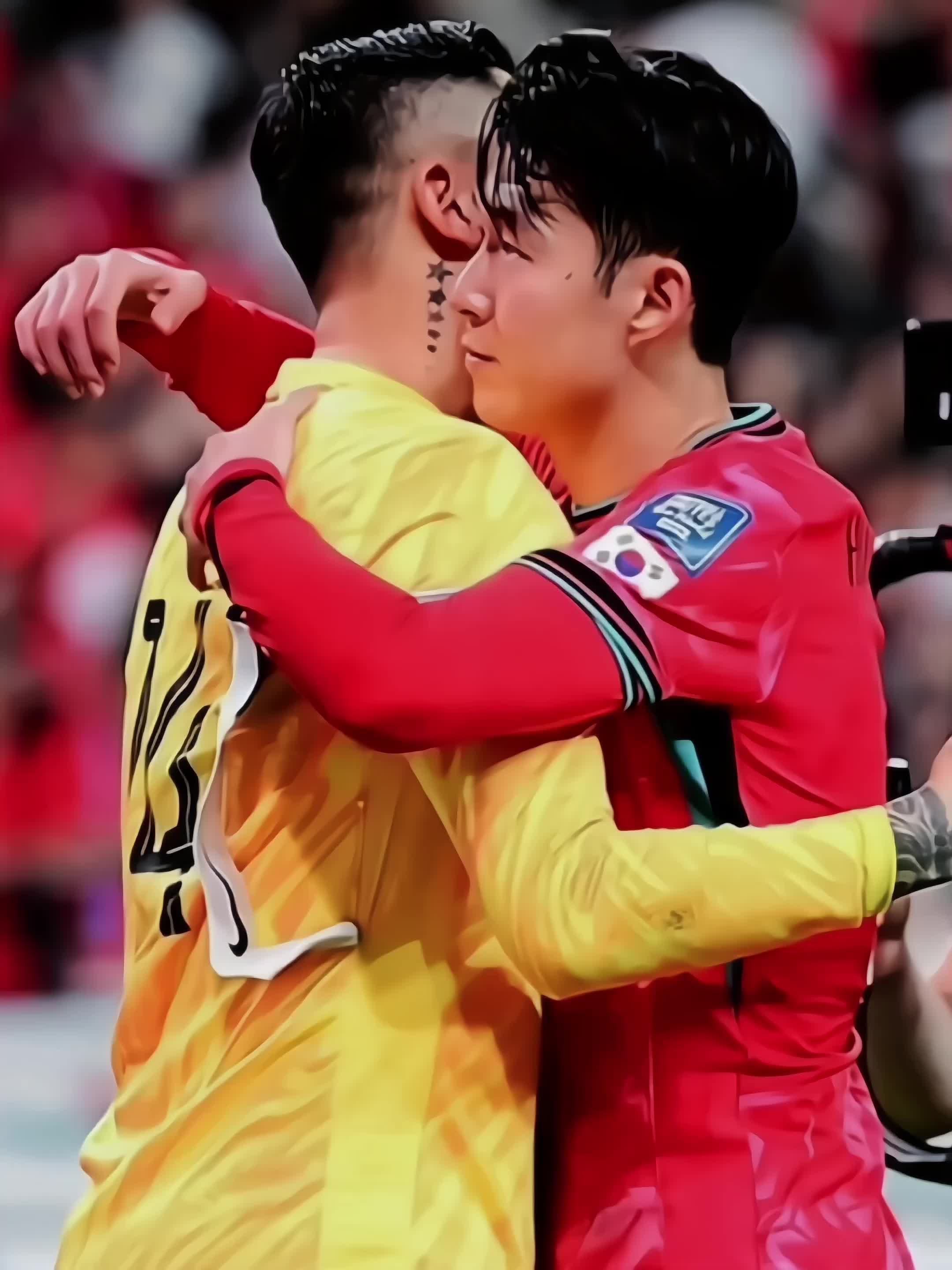亚洲一哥孙兴慜人品真的不错，赛后和国足队员挨个拥抱