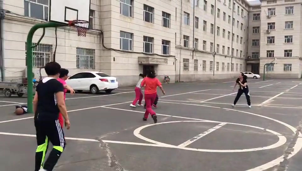 在篮球场不跳广场舞的大妈，篮球能打多好